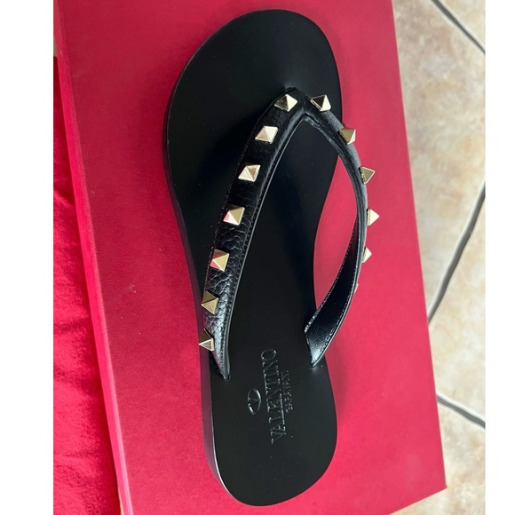 Valentino Garavani Rockstud Leather Flip Flops - Picture 4 of 10